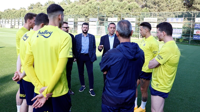 Fenerbahçe derbiye aileleriyle hazırlandı: Ali Koç takımla toplantı yaptı