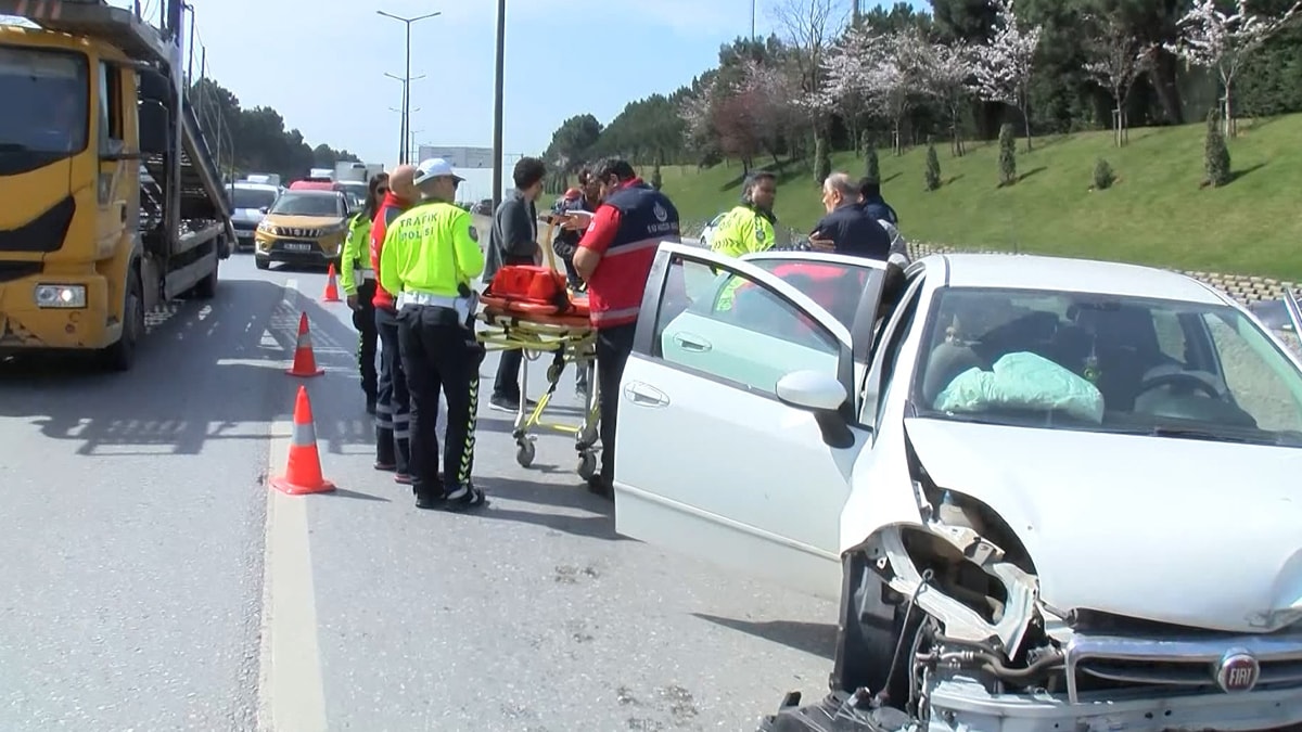 Makas atarak ilerleyen sürücü 2 araca çarpıp kaçtı