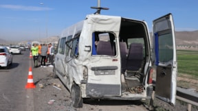 Kayseri'de kamyon servislere çarptı: 1'i ağır, 10 işçi yaralı