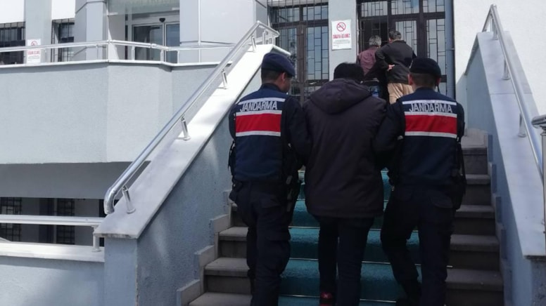 24 yıl cezası bulunan kişi, oğlunun dükkanında kazılmış tünelde yakalandı