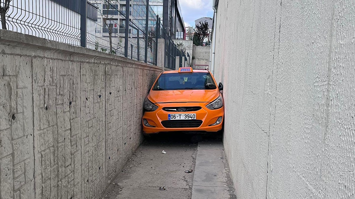 Polisten kaçan alkollü sürücünün kullandığı taksi, iki duvar arasına sıkıştı