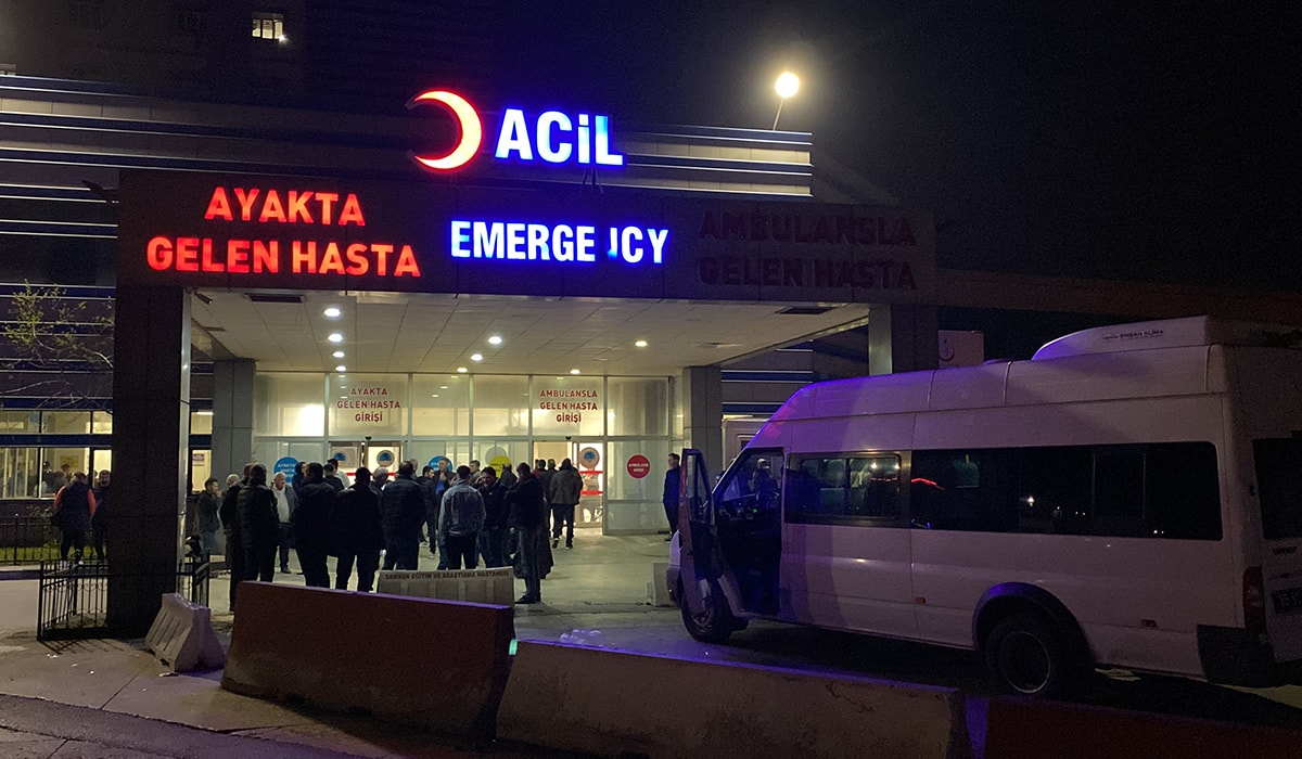 Sokak ortasında bıçaklar çekildi, biri 17 diğeri 19 yaşında