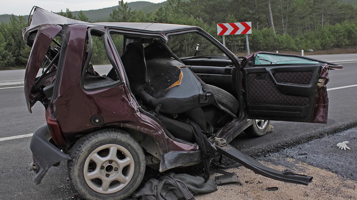 Kaza sonrası araç bu hale geldi: 1 ölü, 1 yaralı