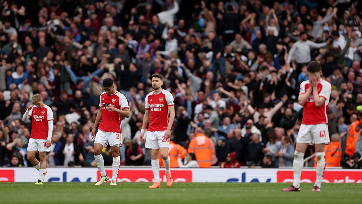 Arsenal, Aston Villa'ya mağlup oldu ve liderliği Manchester City'ye bıraktı