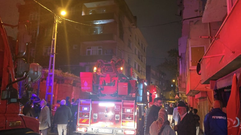 İstanbul'da mahalleyi sokağa döken yangın