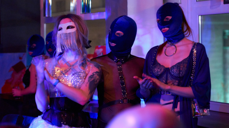 Rusya'da 'seks partisi' tartışması: Polis art arda baskın yaptı