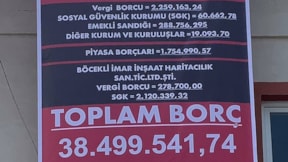 MHP'li başkan da AKP'den devraldığı borcu belediye binasına astı