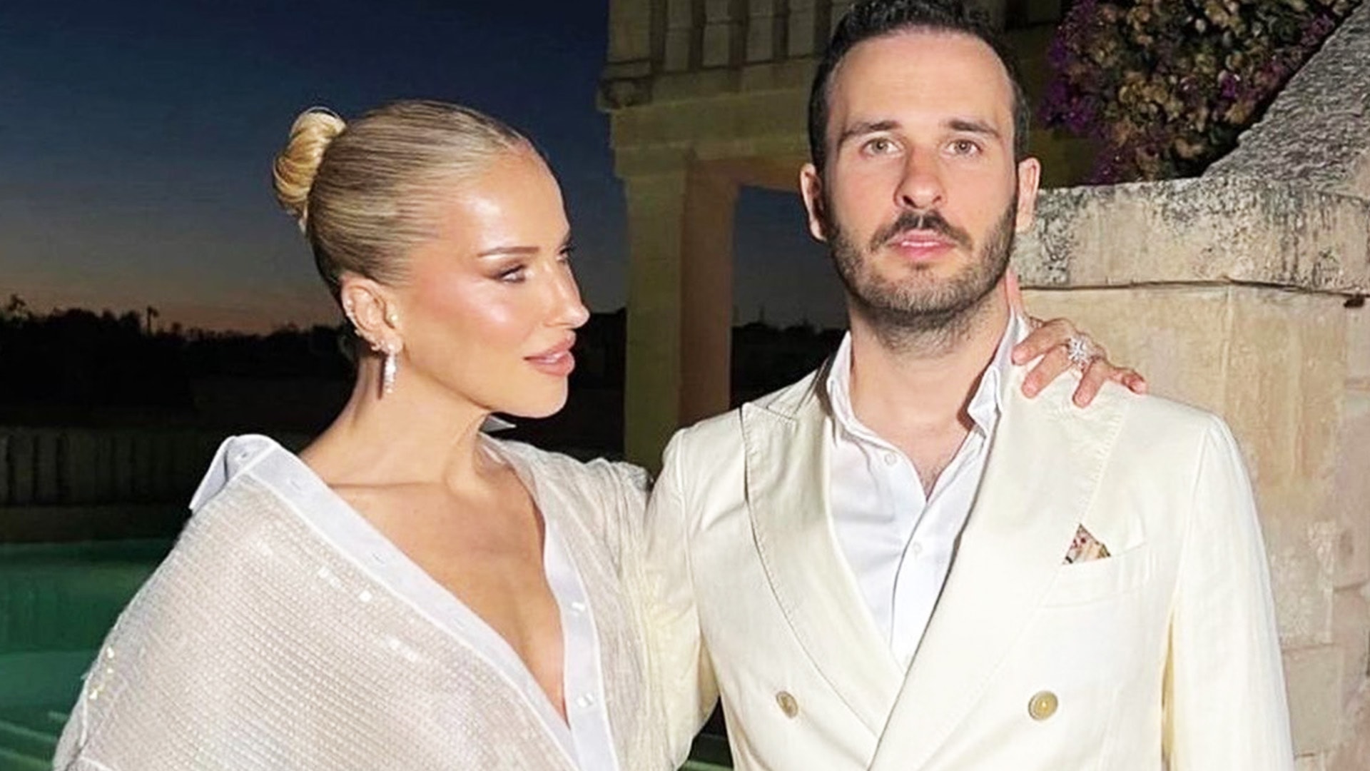 Burcu Esmersoy: Elma sirkesiyle yıkandık