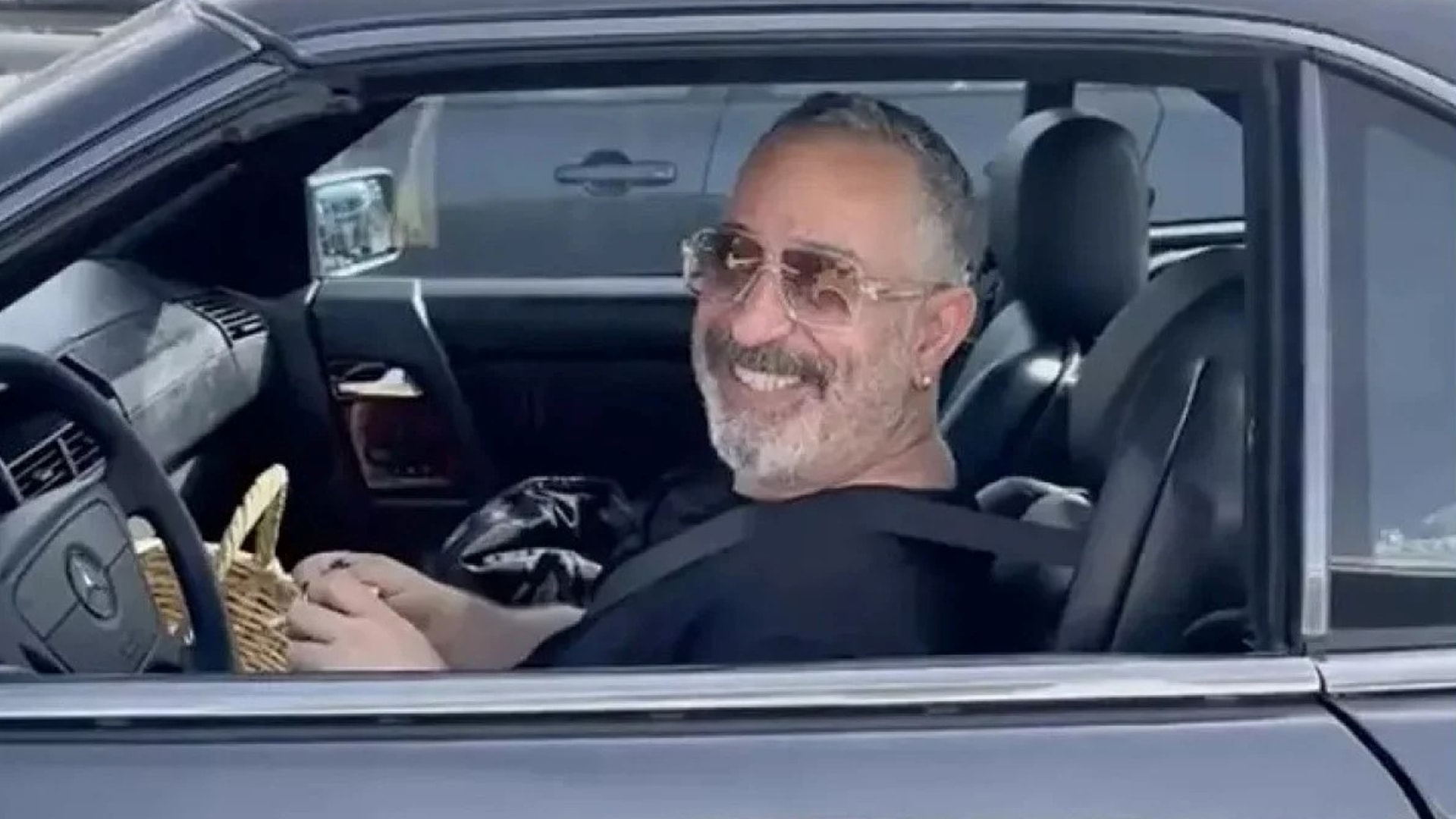 Cem Yılmaz'ı trafikte yakalayan vatandaş: Araban güzelmiş, ne iş yapıyorsun?