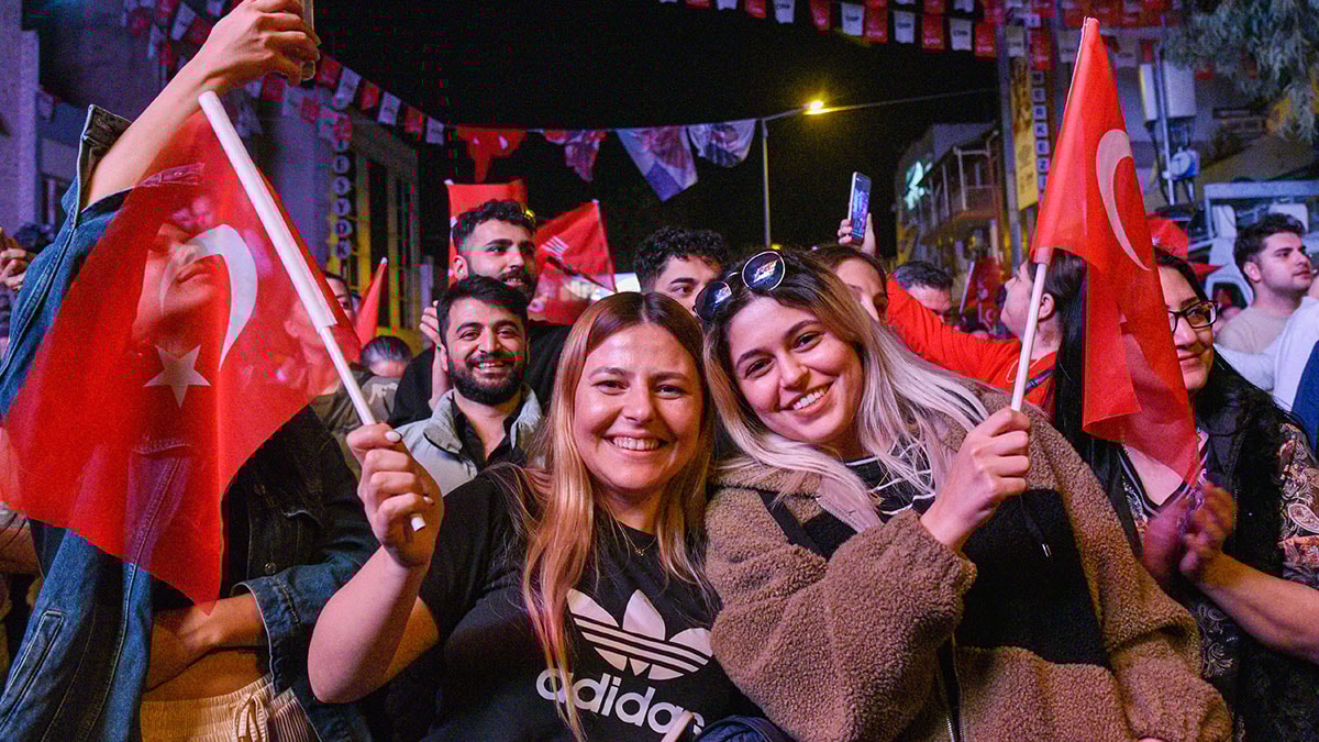 CHP Antalya'da 19'da 16 yaptı