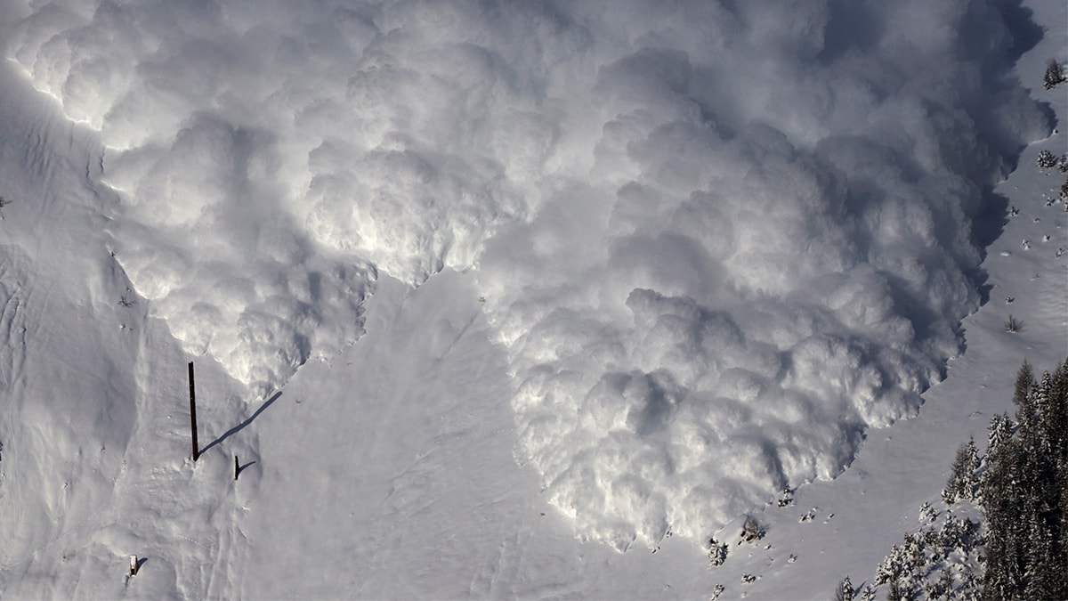 Çığ düştü, turistler öldü