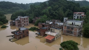 24 nehir taştı, evler sular altında kaldı
