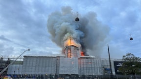 Tarihi binada korkutan yangın: Kulesi çöktü