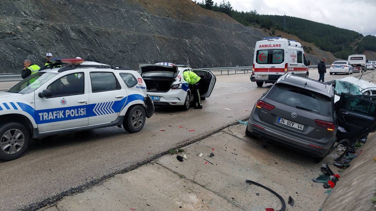 Ambulans ve polis araçlarına otomobil çarptı: 10 yaralı