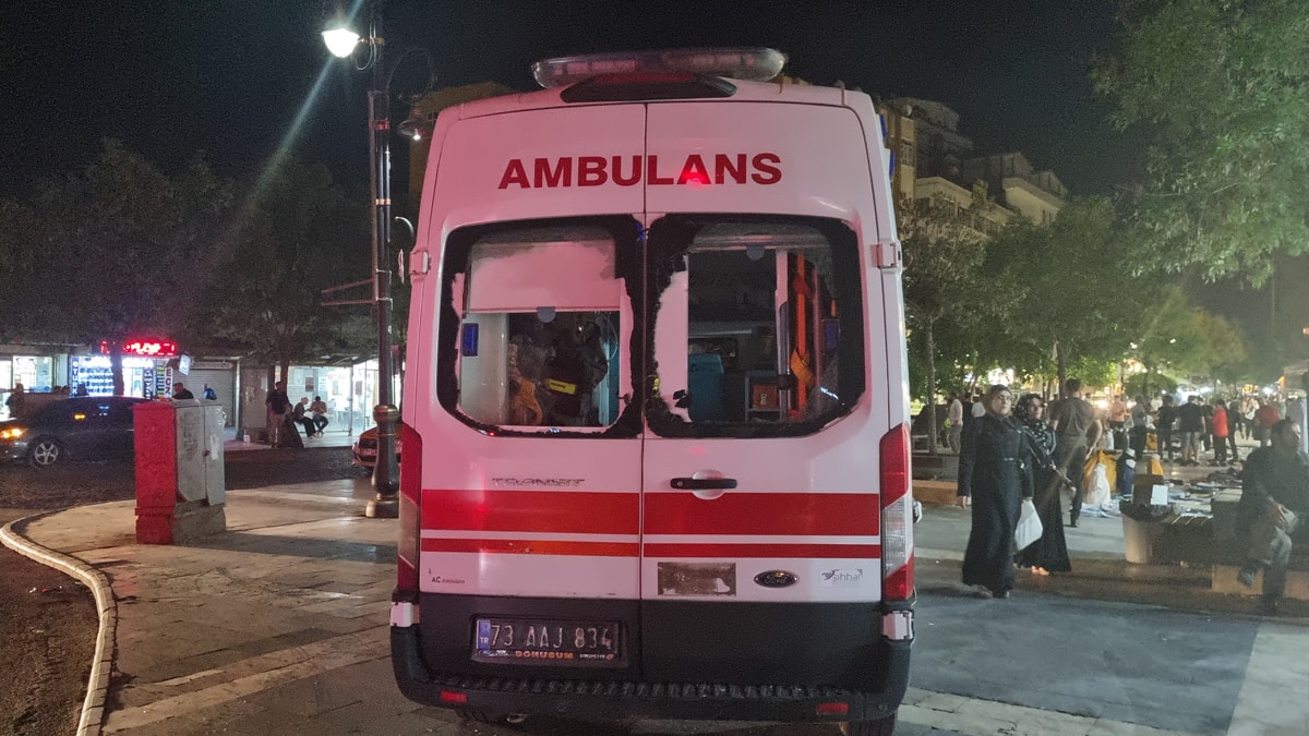 Park halindeki ambulansın meyve kasası ile camını kırdı