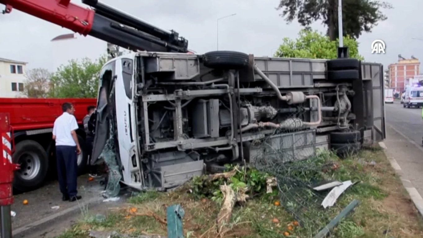 Personelleri taşıyan servis kaza yaptı: 19 yaralı