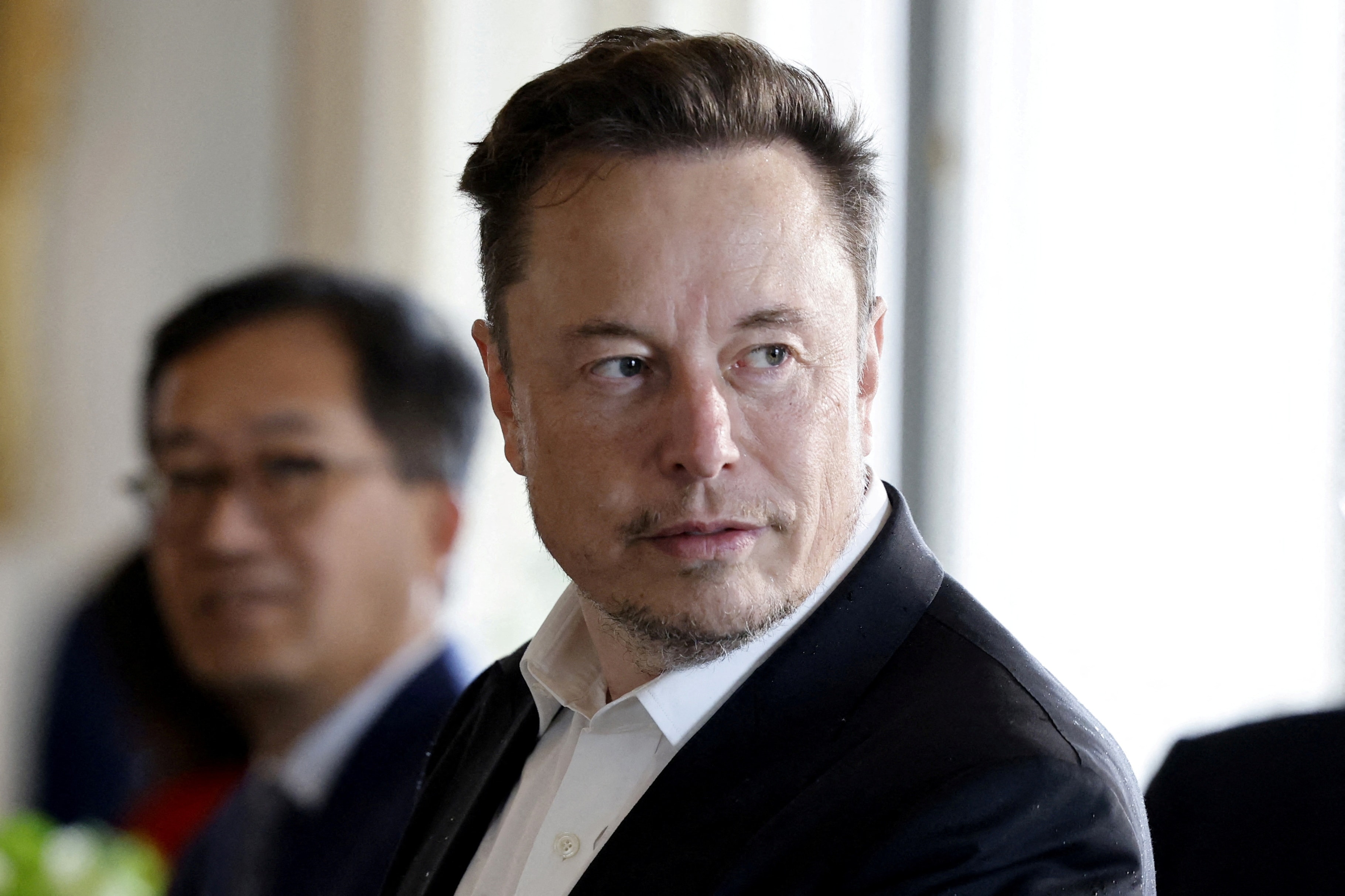 Elon Musk tepkili... Çalışanları palayla tehdit edilmiş