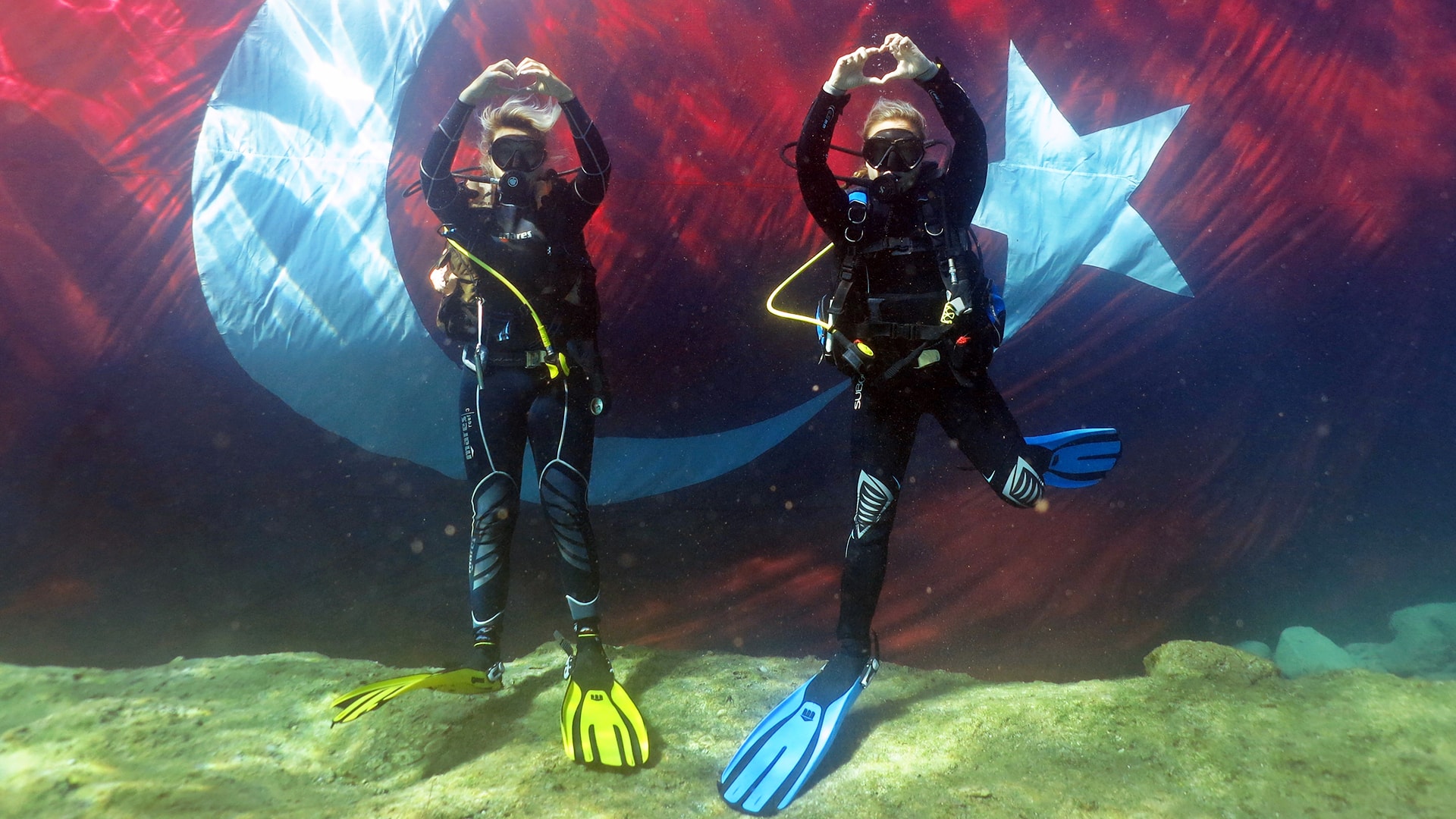 23 Nisan'ı su altında Türk bayrağı açarak kutladılar