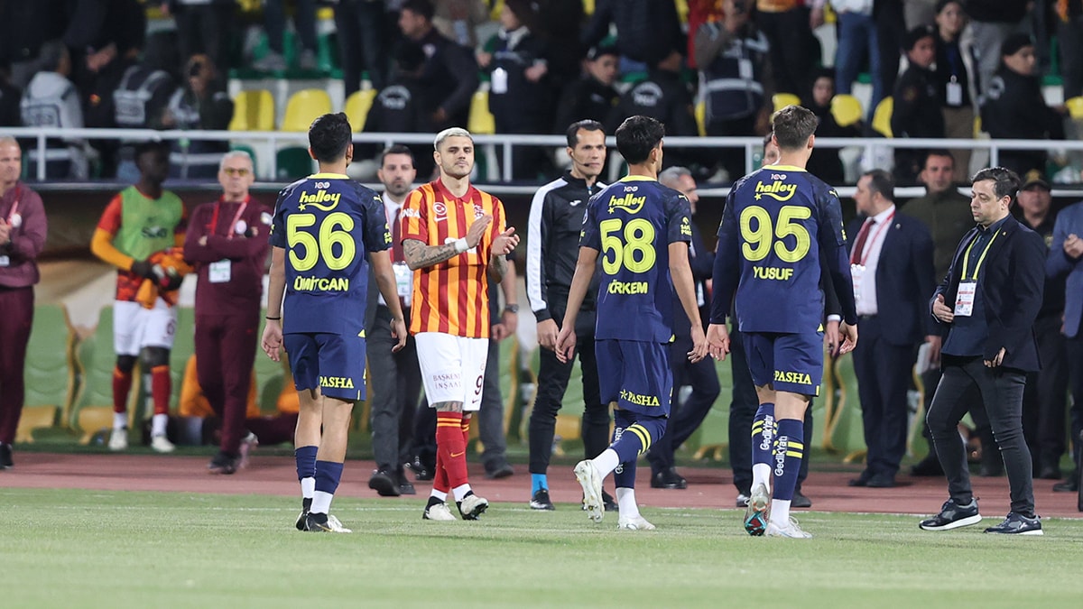 Fenerbahçe, Süper Kupa maçında sahadan çekildi: Şampiyon Galatasaray!