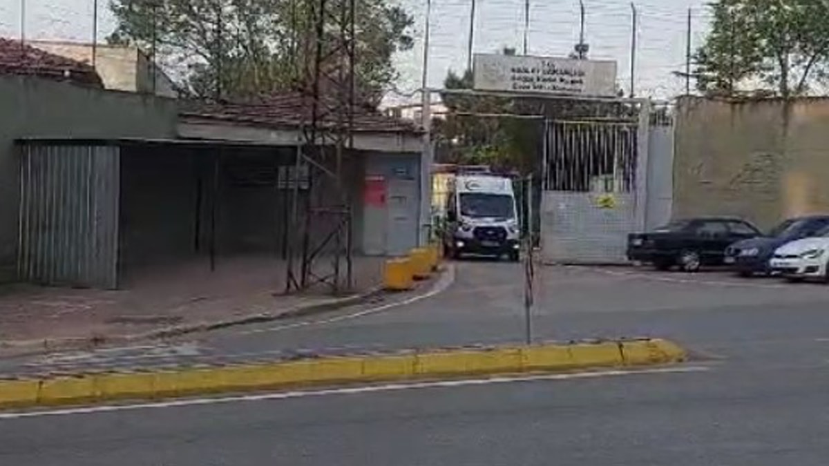 Cezaevinde çarşafları yakarak zehirlenen 2 mahkum hastaneye kaldırıldı