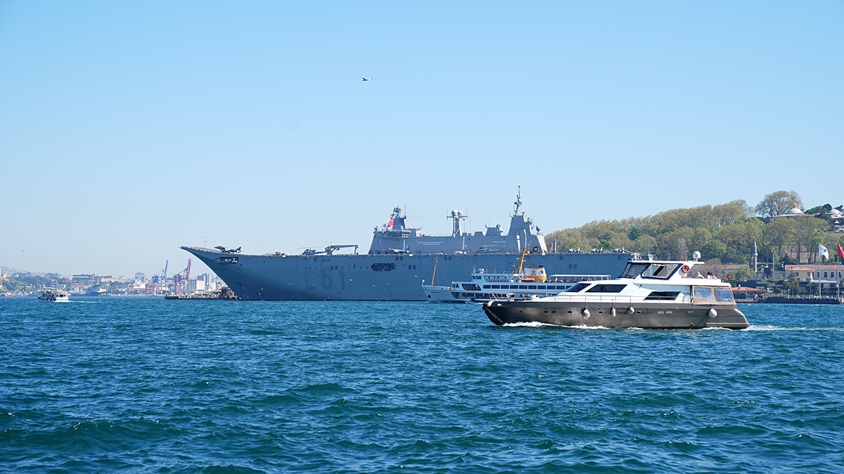 İspanya'nın amfibi hücum gemisi İstanbul'da