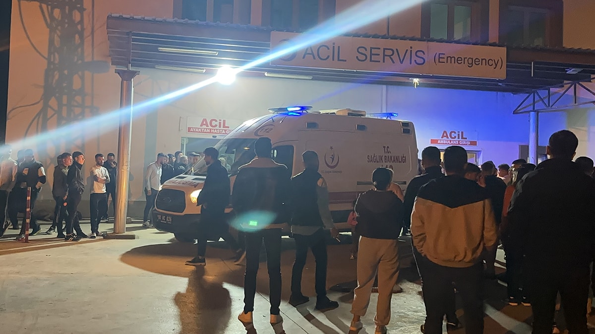 Çay içerken arkadaşlarını bıçakladı