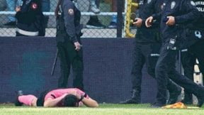 İzmir'de olaylı maç: Hakem yere yığıldı