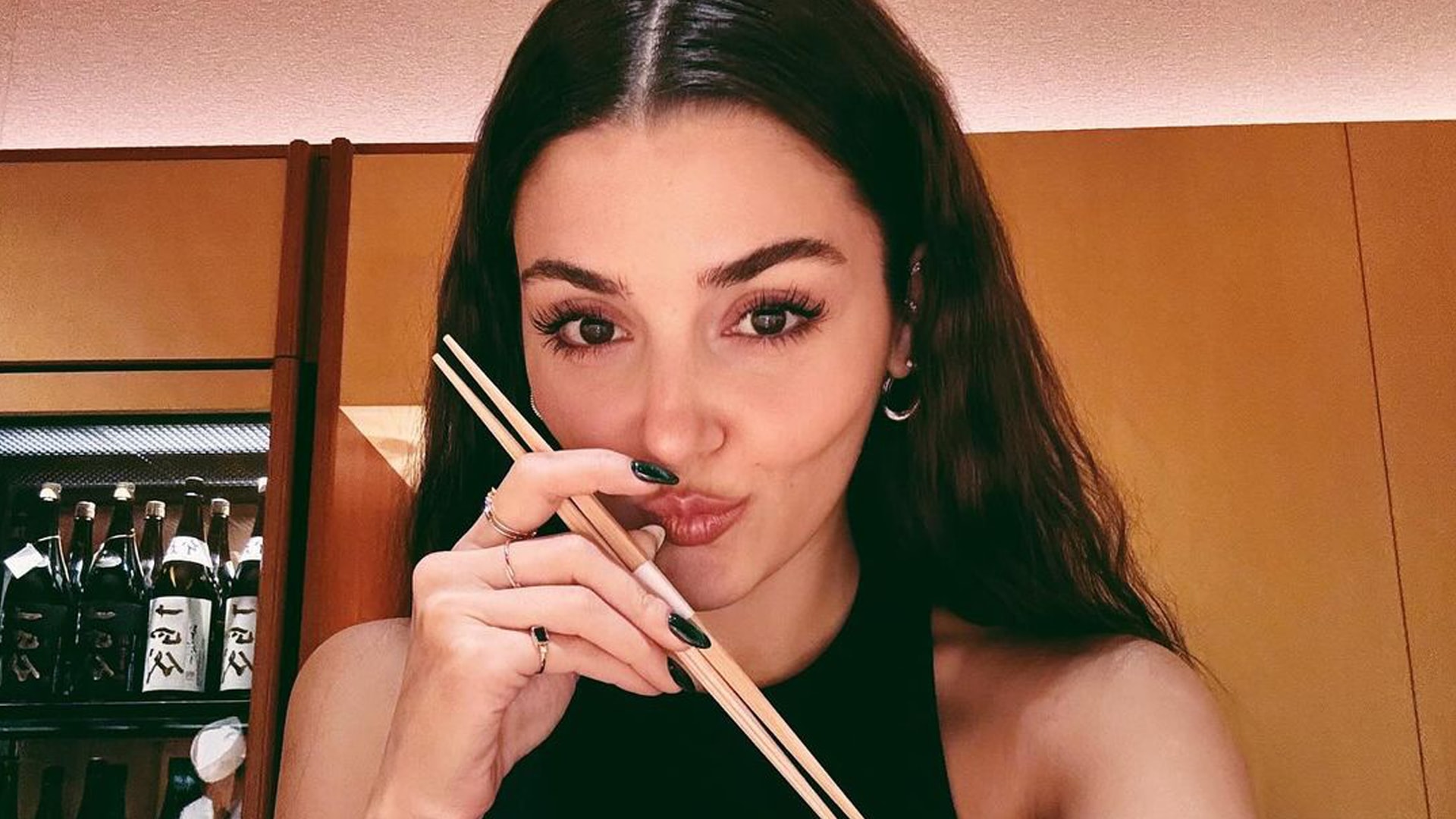 Hande Erçel Japonya'dan paylaştı