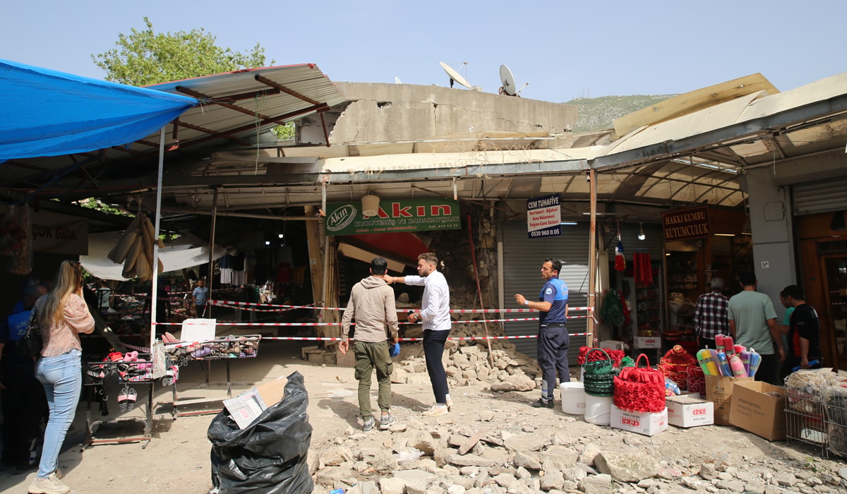 Depremde ağır hasar gören iş yeri kısmen çöktü