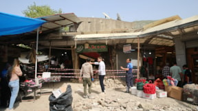 Depremde ağır hasar gören iş yeri kısmen çöktü
