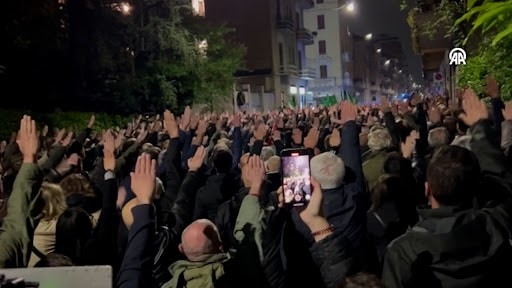 İtalya'da yüzlerce kişiden Nazi selamı