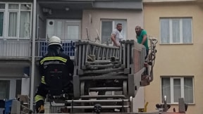 Polisten saklanırken komşusunun balkonunda mahsur kaldı