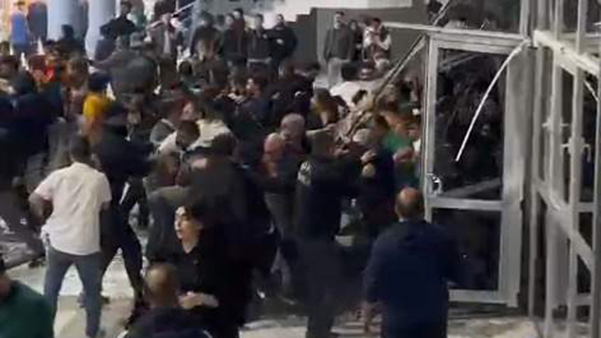 İranlı şarkıcı Moein konserinde izdiham: Cam kapılar kırıldı