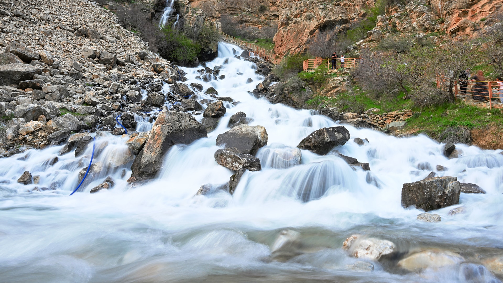 Kar eridi, yağışlar arttı... Kanispi Şelalesi coştu