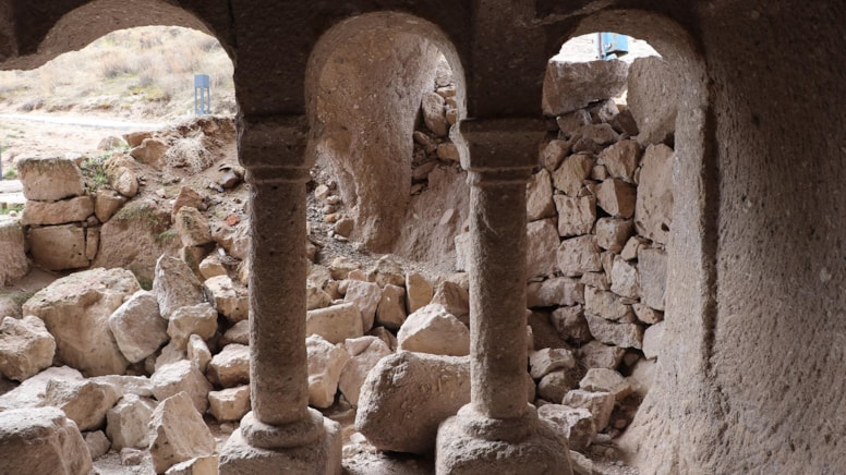 Defineciler 14'üncü yüzyılda inşa edilen kiliseyi tahrip etti