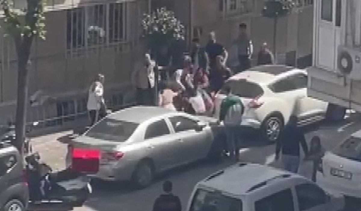 Genç kızların kavgasına aileler de dahil oldu