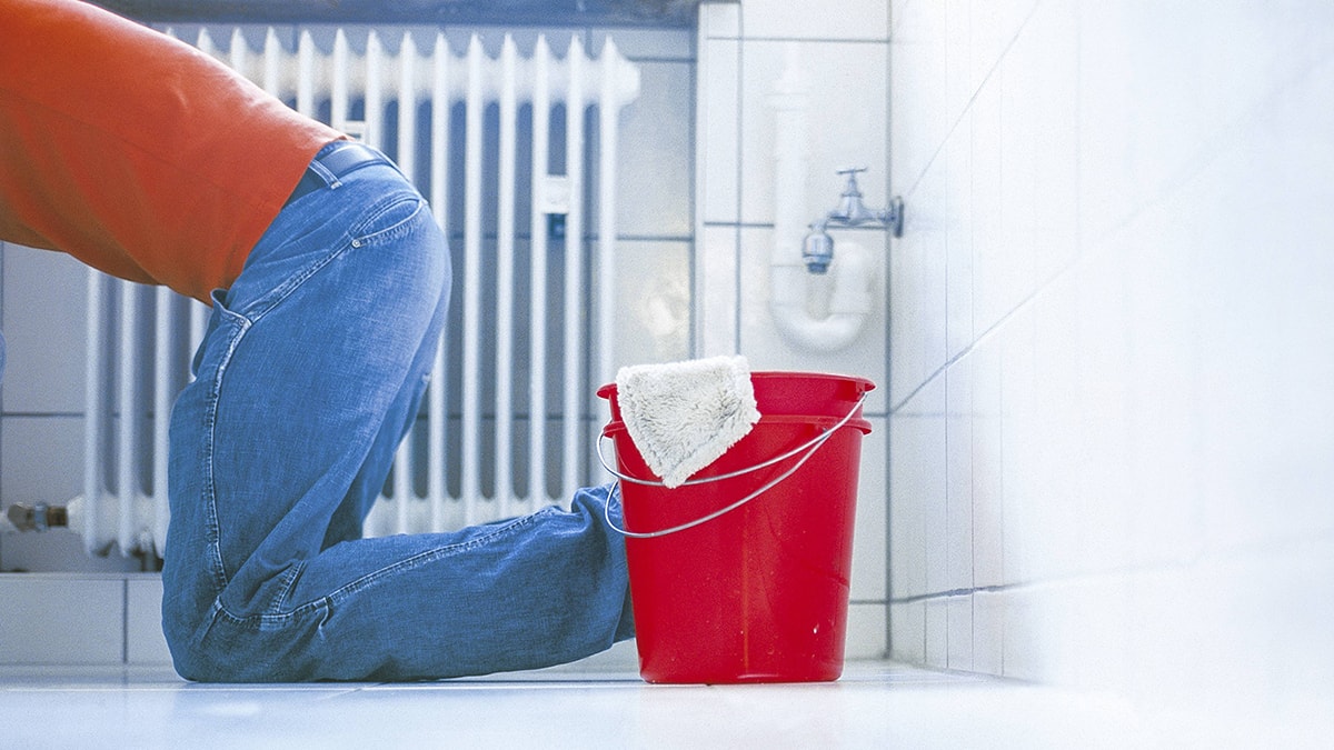 Su kovasına düşen çocuk hastanelik oldu