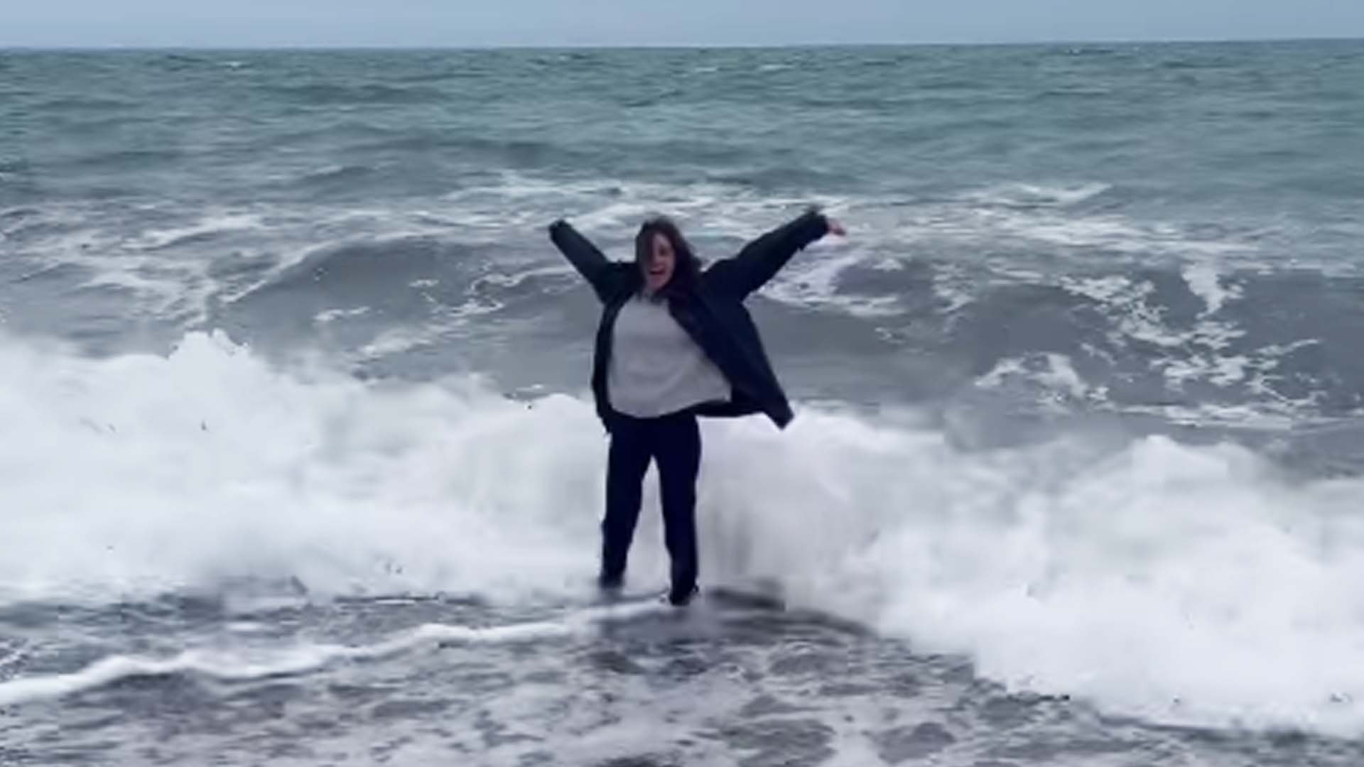 Melis Sezen kıyafetleriyle denize girdi