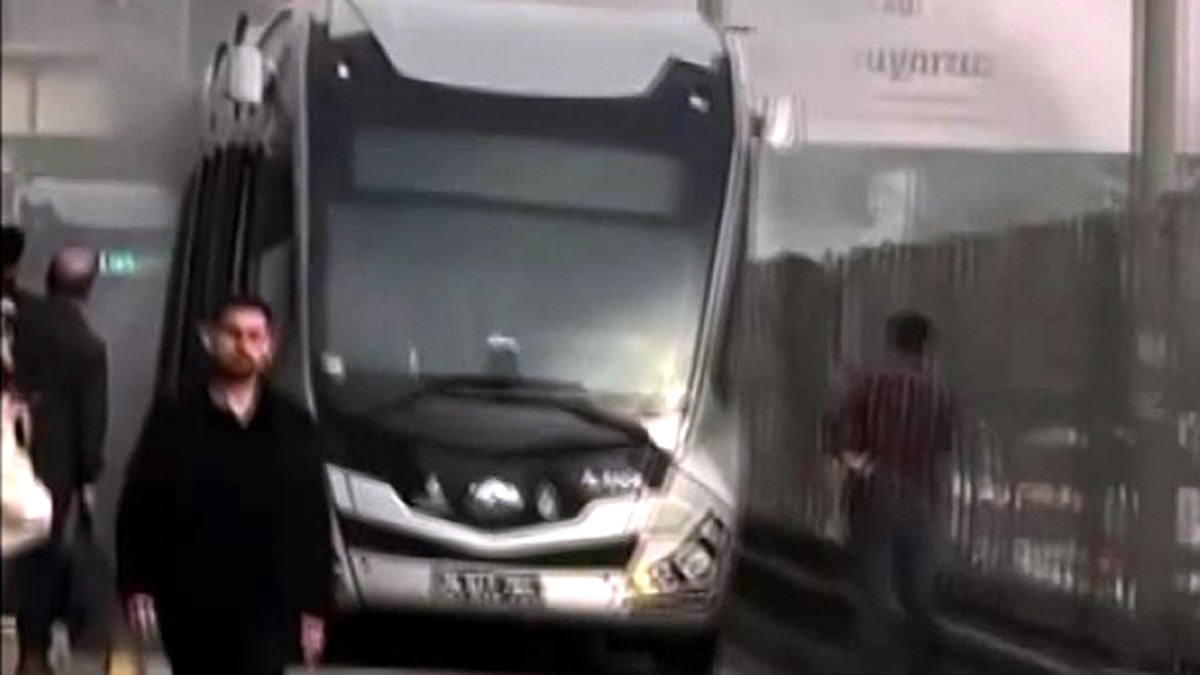 Avcılar'da metrobüste yangın