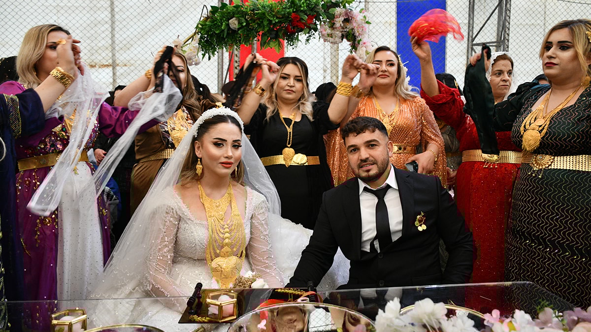 Aşiret düğününde milyonluk takı