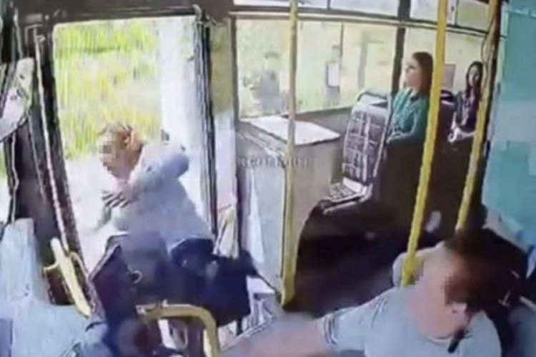 Kapısı açık otobüsten düşen kadın hayatını kaybetti