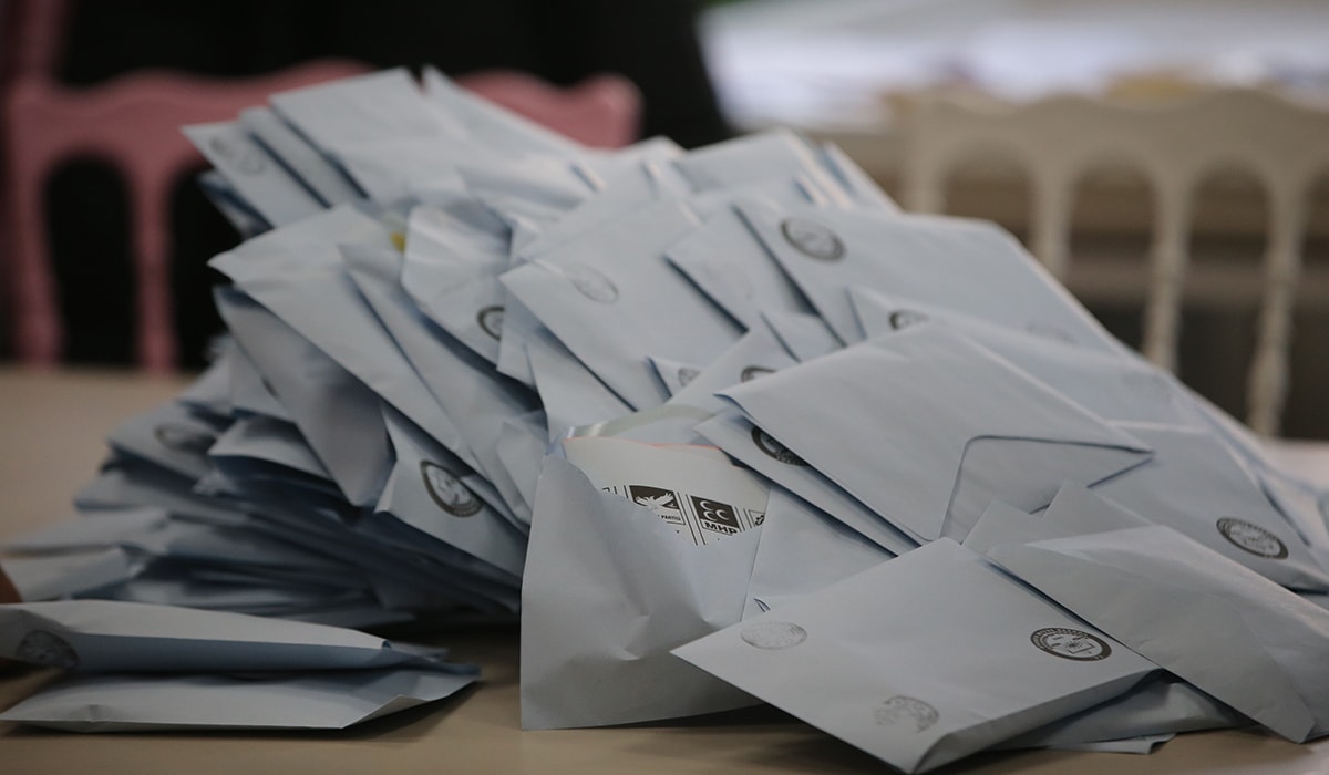 AKP'nin kaybettiği belediyelerden 'yolsuzluk' akıyor