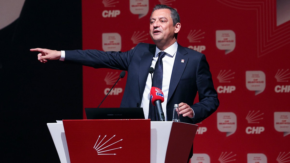 CHP lideri Özel'den belediyelere liyakat uyarısı