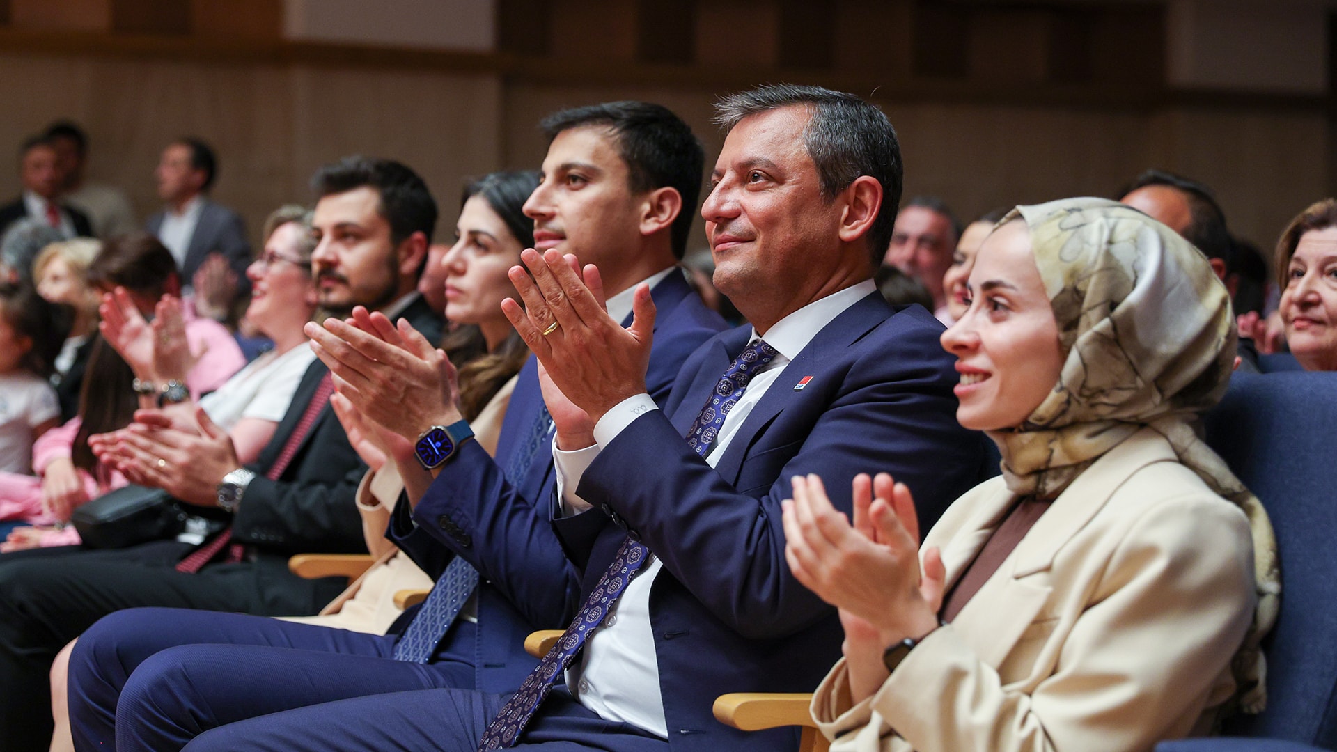 Dora davet etti, Özgür Özel izledi