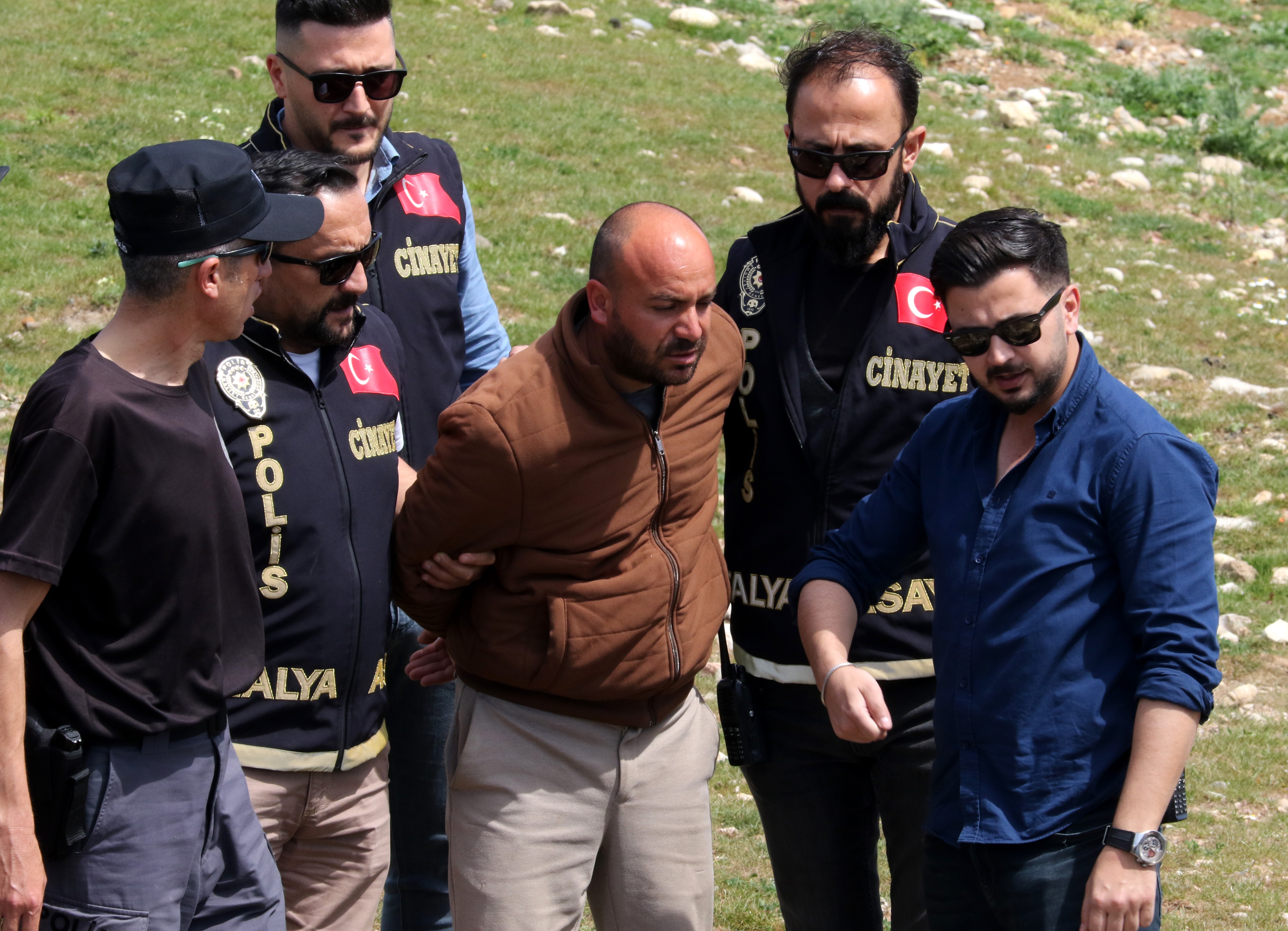 Dedikodu yaptı diye akrabasını öldürdü