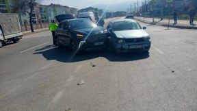 Bursa'da iki otomobil çarpıştı: 5 yaralı