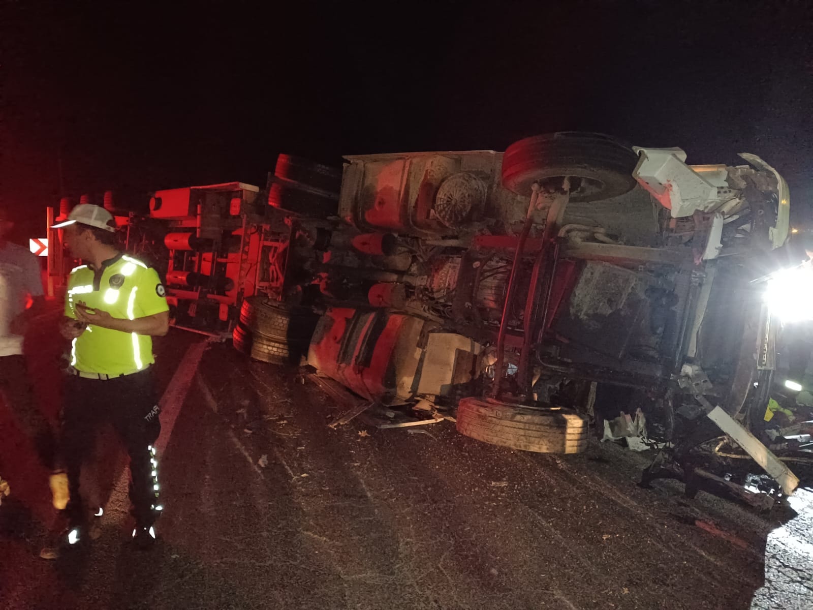 Devrilen TIR’ın sürücüsü öldü