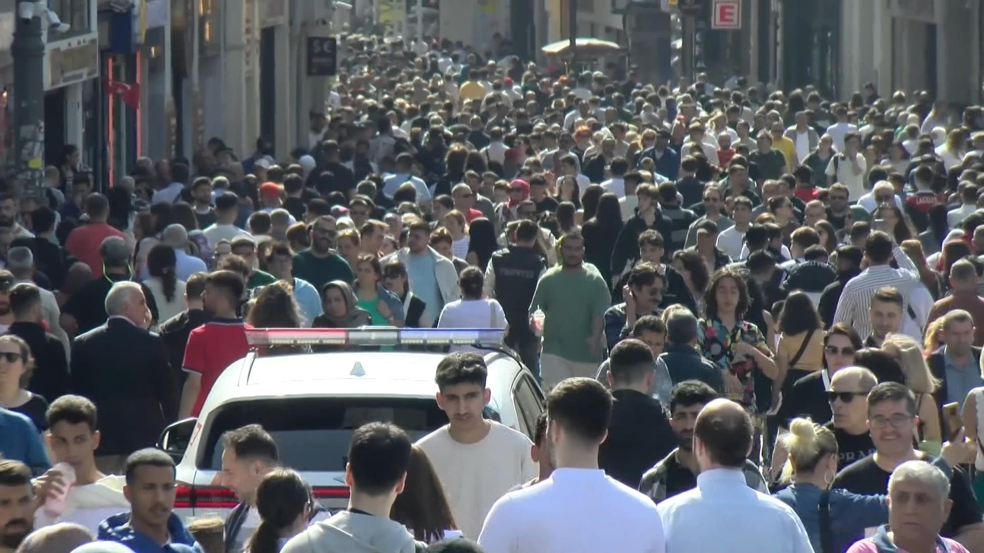 İstiklal Caddesi'nde ve sahillerde yoğunluk