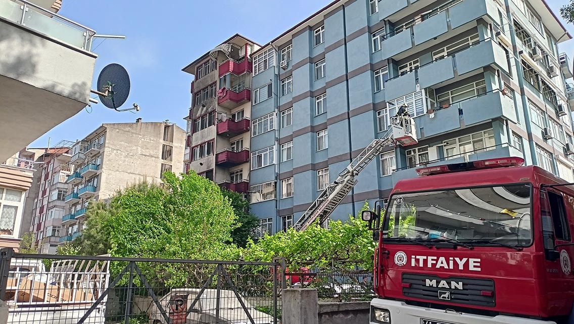 Kocaeli'de korkutan yangın: Dumanlar binayı sardı