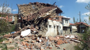 Yozgat’ta sarsan deprem: 147 ev hasarlı